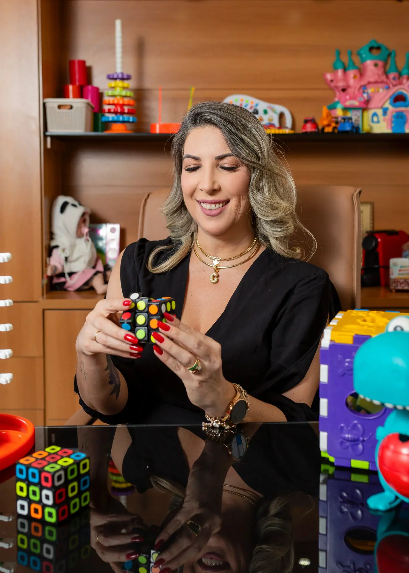 Graziela Viola em atendimento com brinquedos