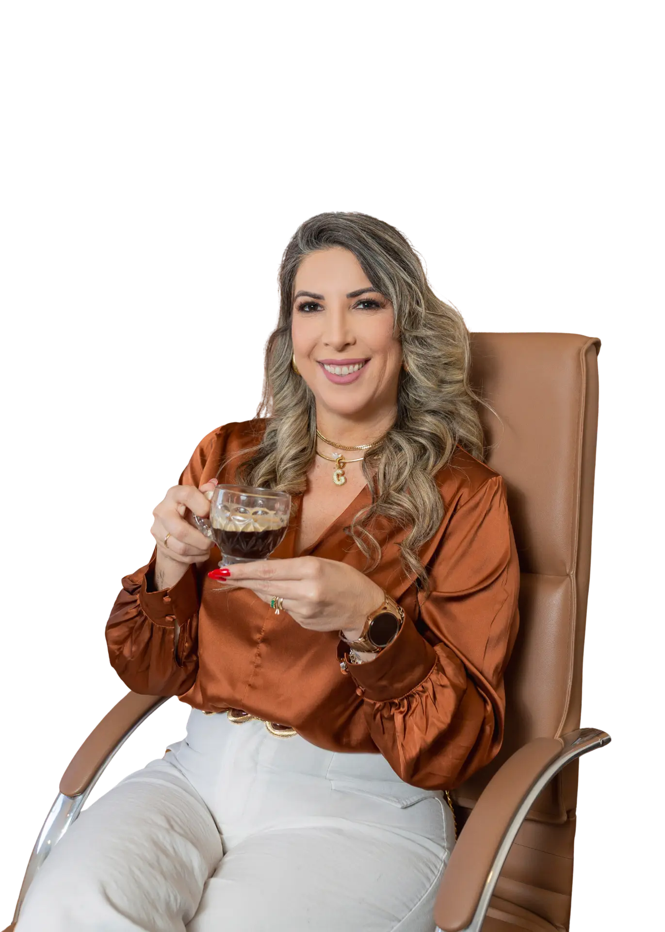 Graziela Viola sentada com uma xícara de café